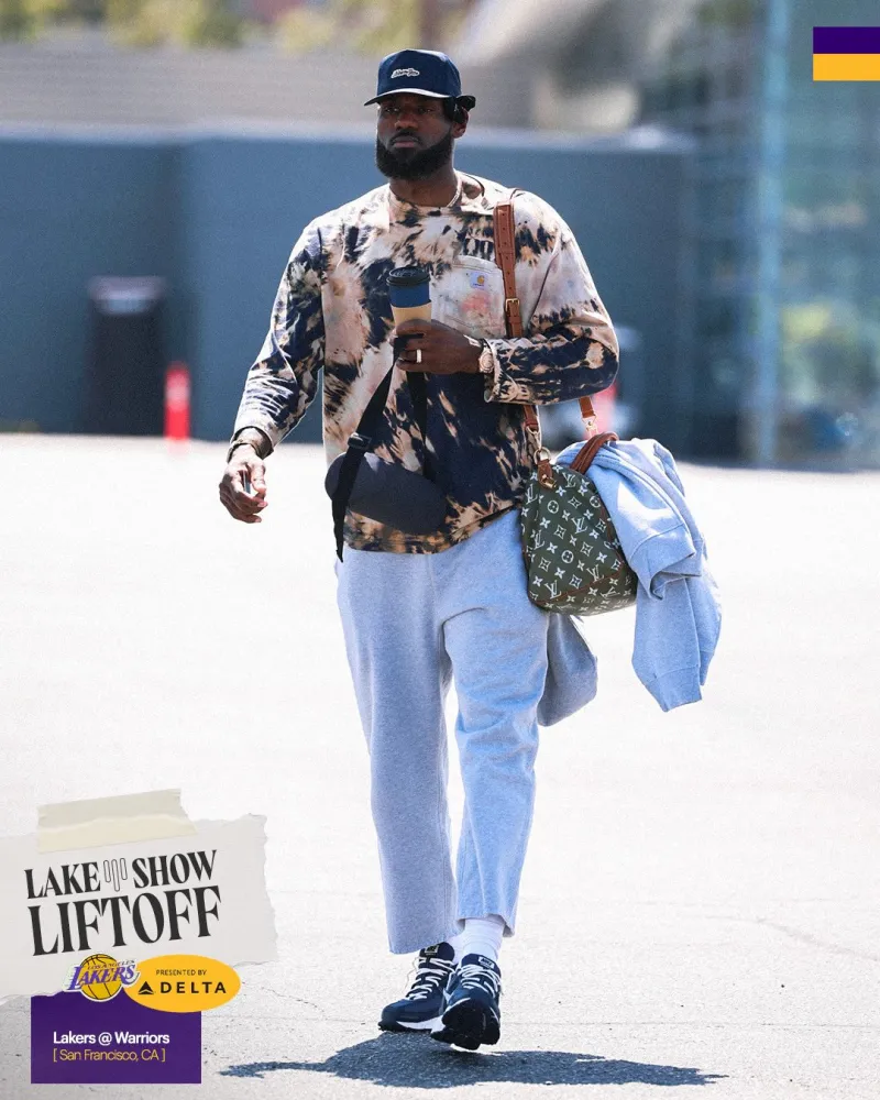 OD体育平台-对阵勇士！湖人社媒分享球员奔赴金州登机组图，詹姆斯出镜