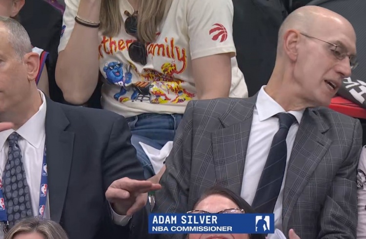 OD体育直播-NBA总裁亚当·萧华现身猛龙主场 观战骑士VS猛龙的G4